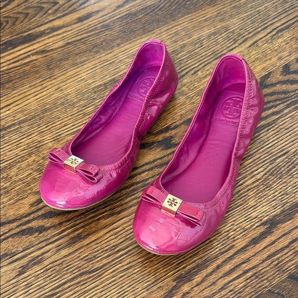 Z Tory Burch Women’s 8.5 Pink and Gold Ballerina Flats with Glossy Finish - Picture 1 of 7